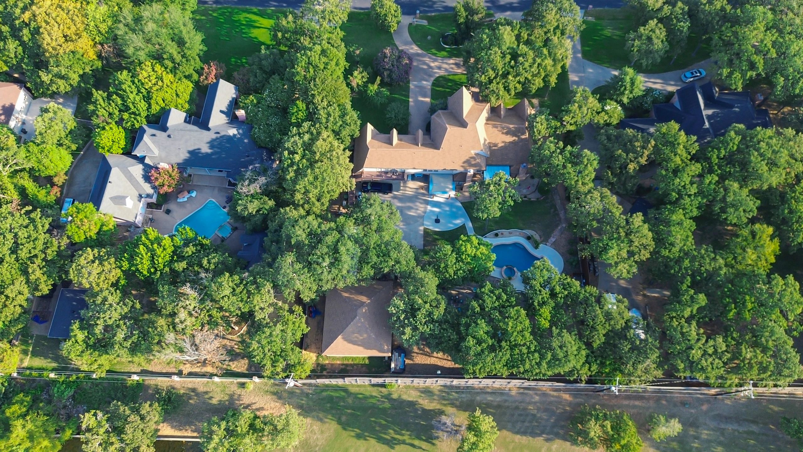 Large Fort Worth area homes with landscaped backyards and outdoor living space
